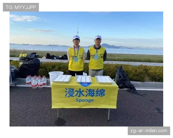 补给站海绵：海绵挤水浇头降温，海绵加水
